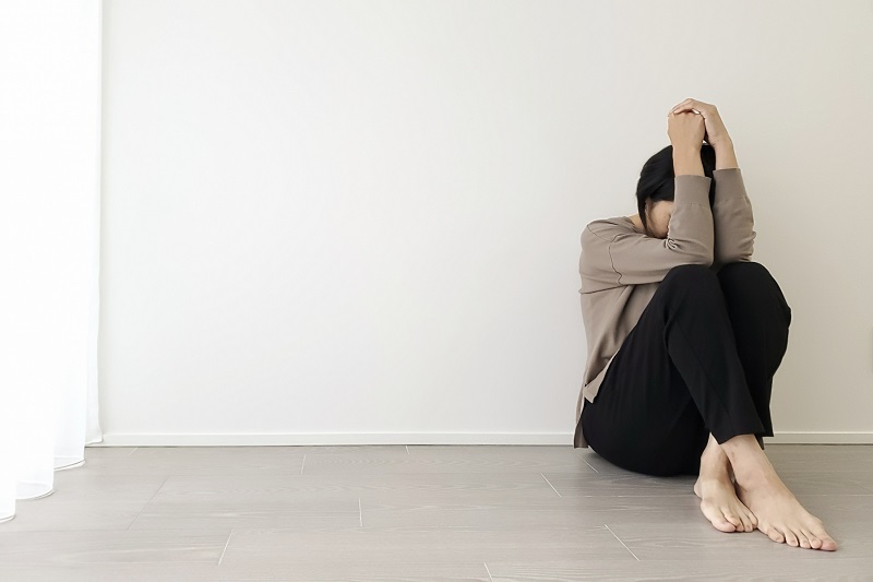 《スマホを触る時間は生涯で6年》「半うつ」を生む原因を精神科医が解説「終わらない仕事・家事」「SNS上のキラキラ写真」「朝起きたら通知がずらり…」 (1/1)