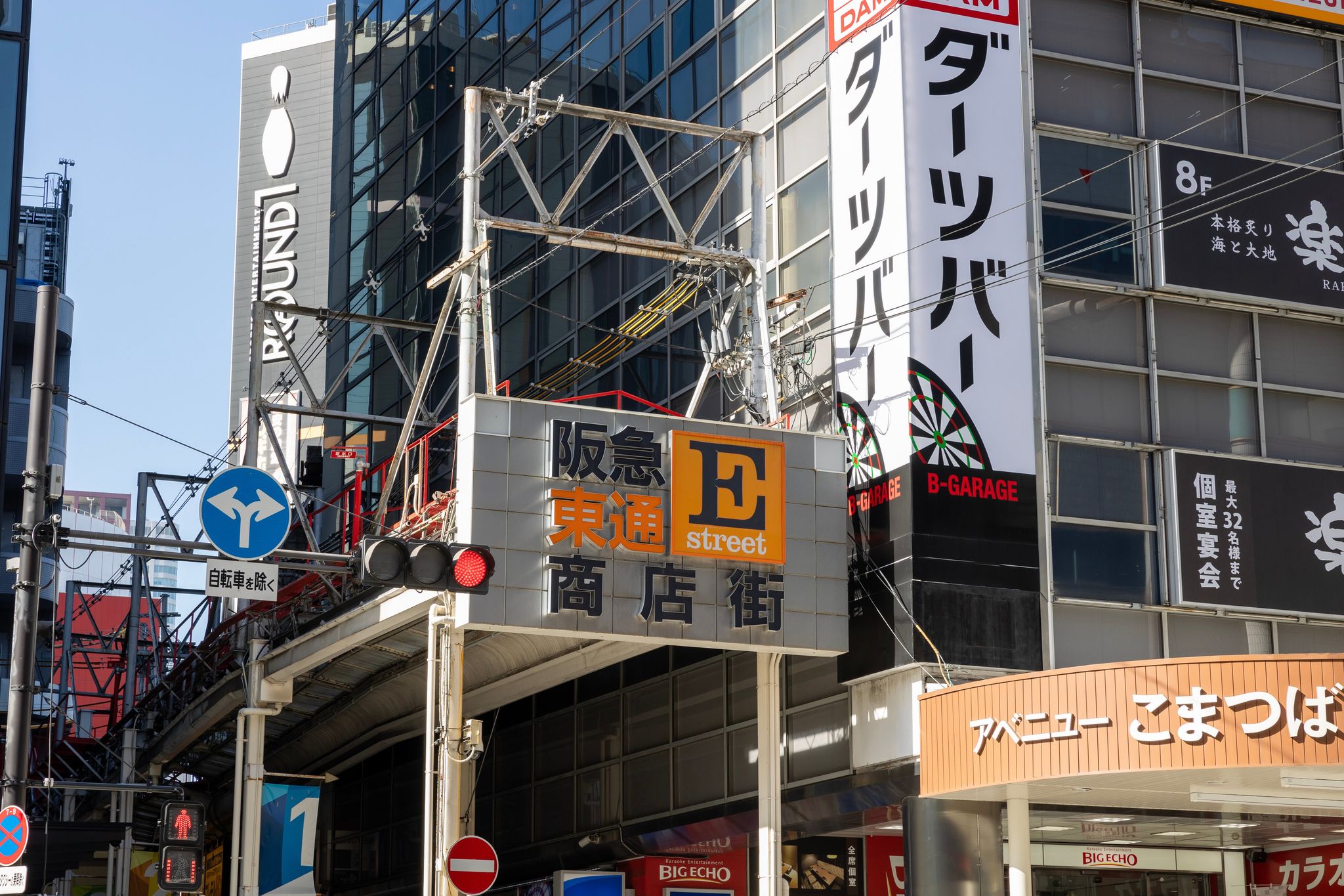 キャバクラ、ガールズバー無料案内所看板が酒屋の店頭に置かれた「誰かイタズラしやがった」防犯カメラ見たらまさかの…「そうはならんやろ」｜まいどなニュース