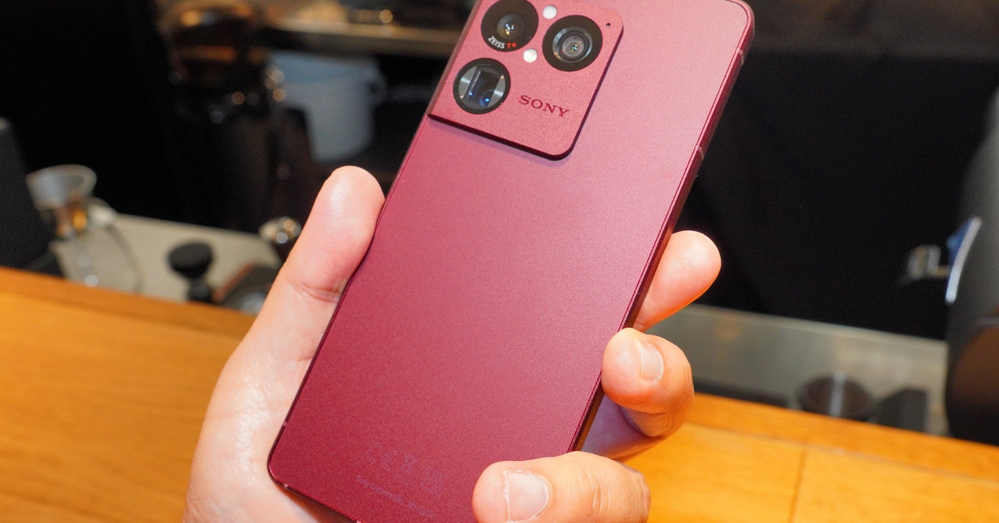 ソニーが「Xperia 1 VIII」で方針転換を図った理由 一般層に間口を広げるも、23万円超の価格がネックに：石野純也のMobile Eye（2/3 ページ）