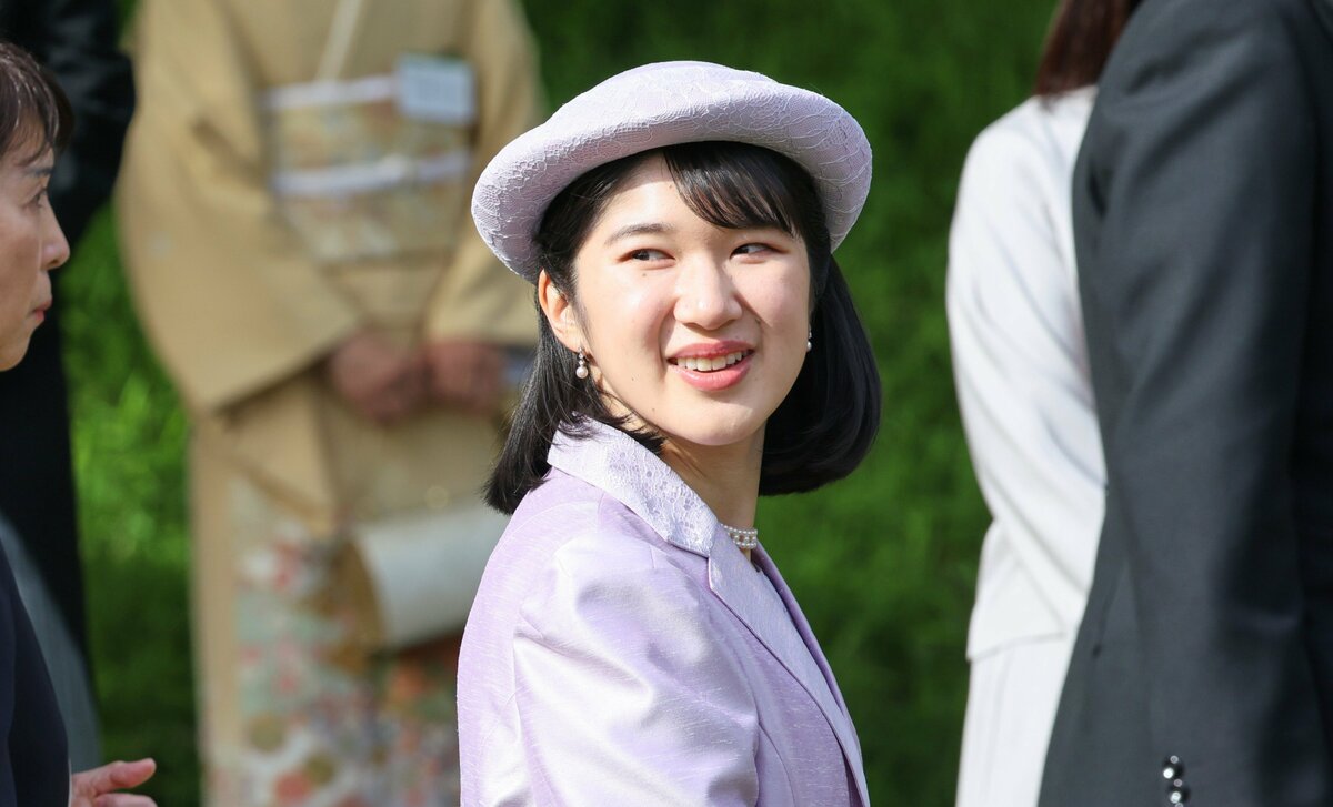 春の園遊会、愛子さまの「大人カワイイ」が加速 淡いラベンダーのお姉さんな装い