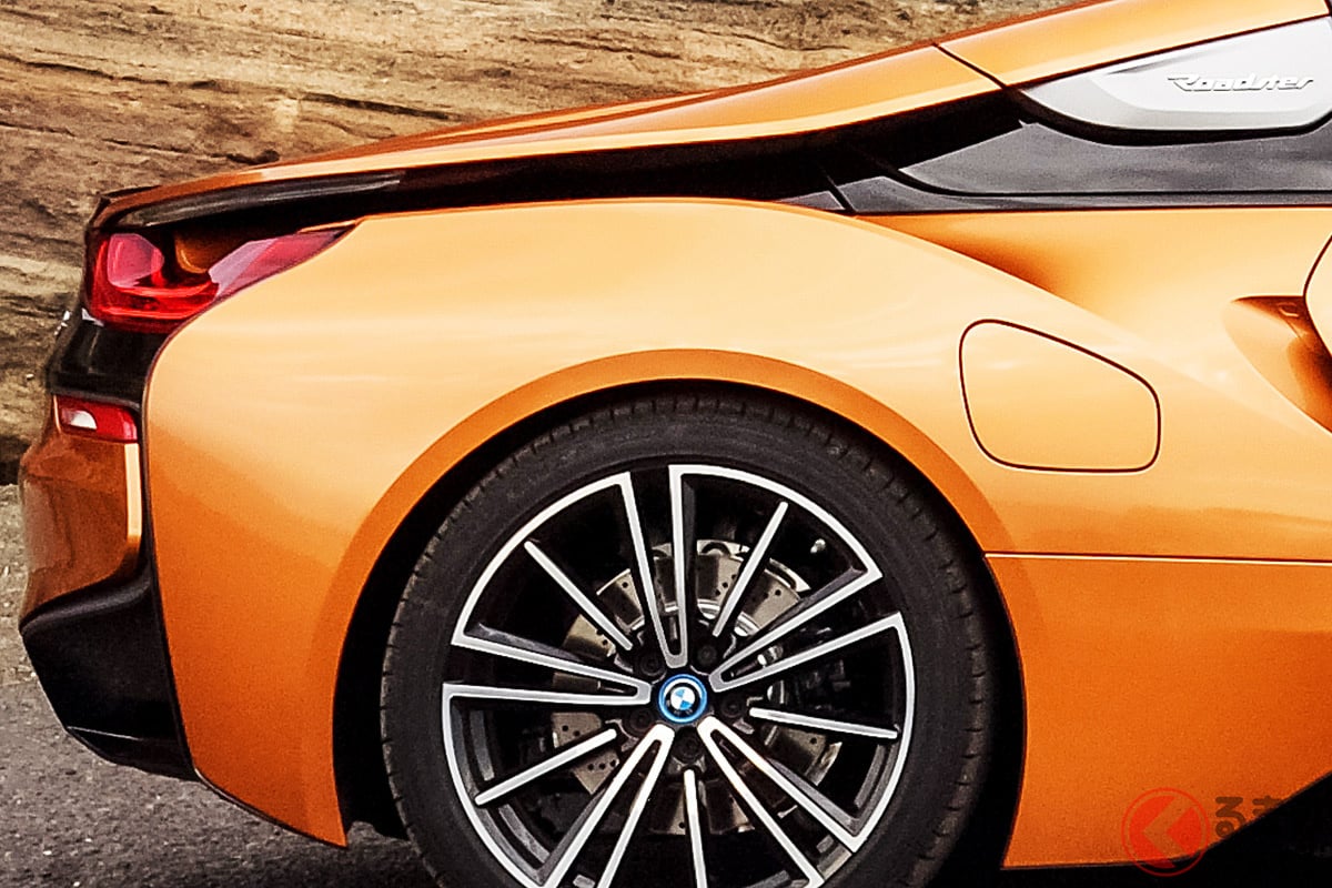 全長4.6m級の「"4WD"スポーツカー」がスゴイ！ 1.5リッターエンジン搭載で「370馬力」超え＆開放感抜群の"オープンボディ"も魅力！ 2人乗りのBMW「i8ロードスター」とは？