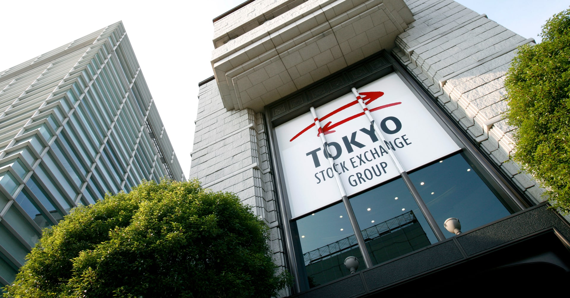 午前の日経平均は反落、米関税差し止め一時停止を嫌気 前日高巻き戻し
