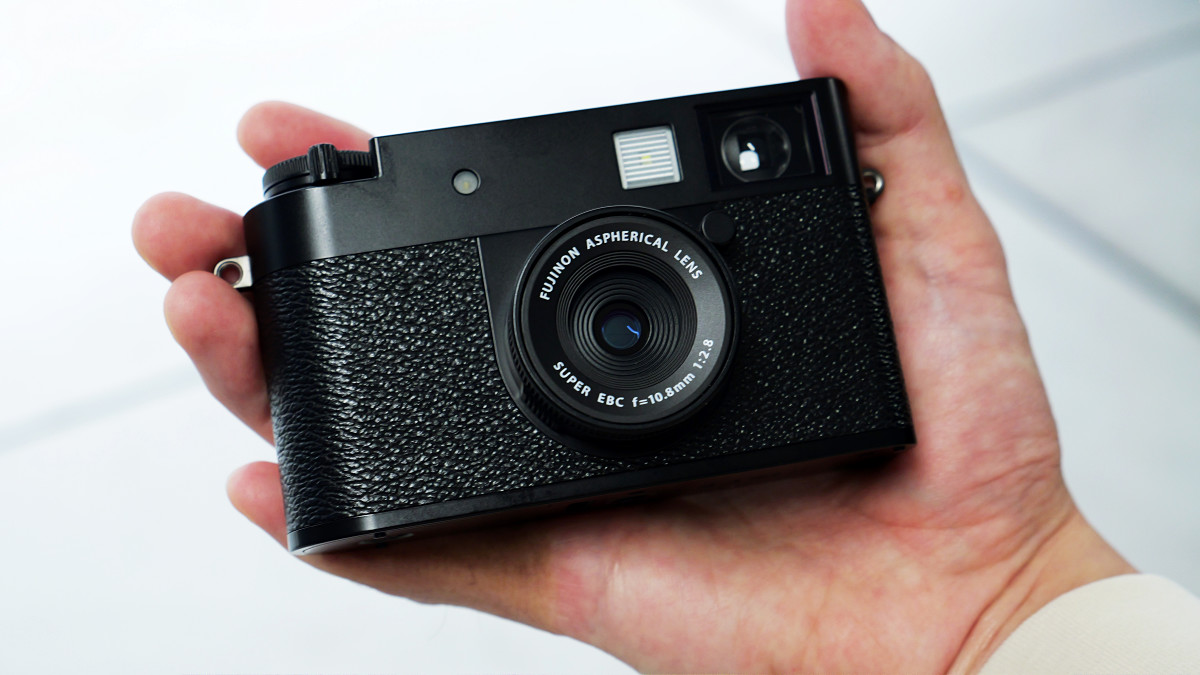 富士フイルムのフィルムカメラ風デジカメ「X half」の外観を詳しくチェック、縦長モニターや光学ファインダーを搭載した異色のカメラ