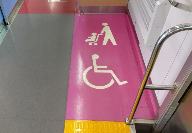 電車内ベビーカーエリアで「子供嫌いだから降りて」理不尽ないいがかり…電車内トラブルにママは？｜まいどなニュース