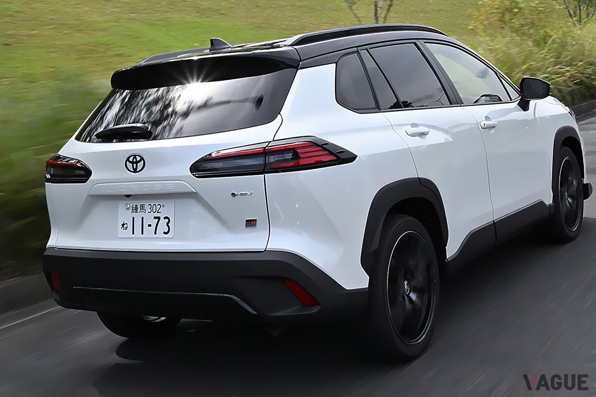 トヨタの“スポーティSUV”「カローラ クロス GRスポーツ」の荷室をチェック！ スポーツカーのノウハウを活用したモデルでも“レジャードライブ”を楽しめる？