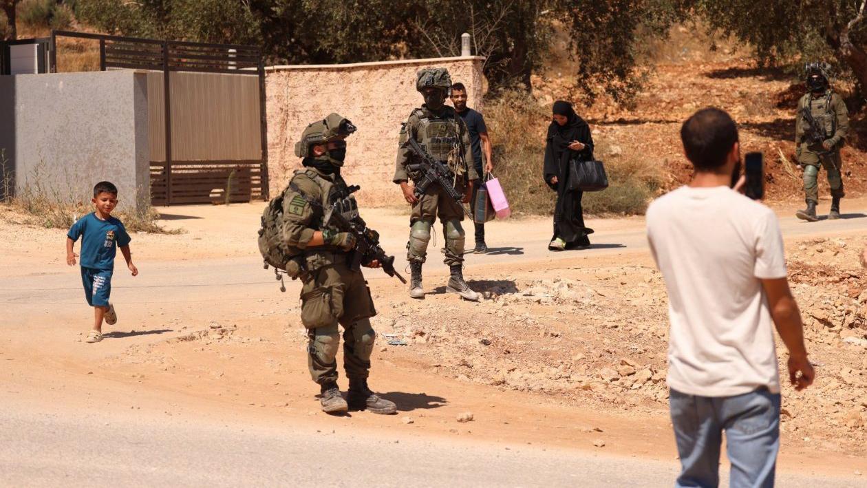 イスラエル人入植者に住宅包囲されたパレスチナ人に退去命令、ヨルダン川西岸地区（BBC News）