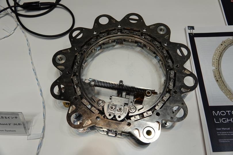 人工衛星は「バネ」で放たれていた。実際にキャッチしてみたよ（ギズモード・ジャパン）