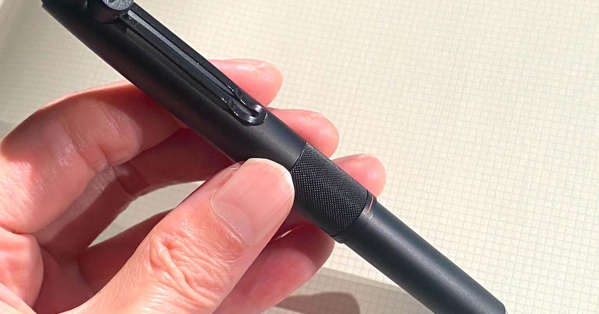 3色ボールペンの進化形かつ完成形。水性インクの欠点をカバーするギミックを搭載