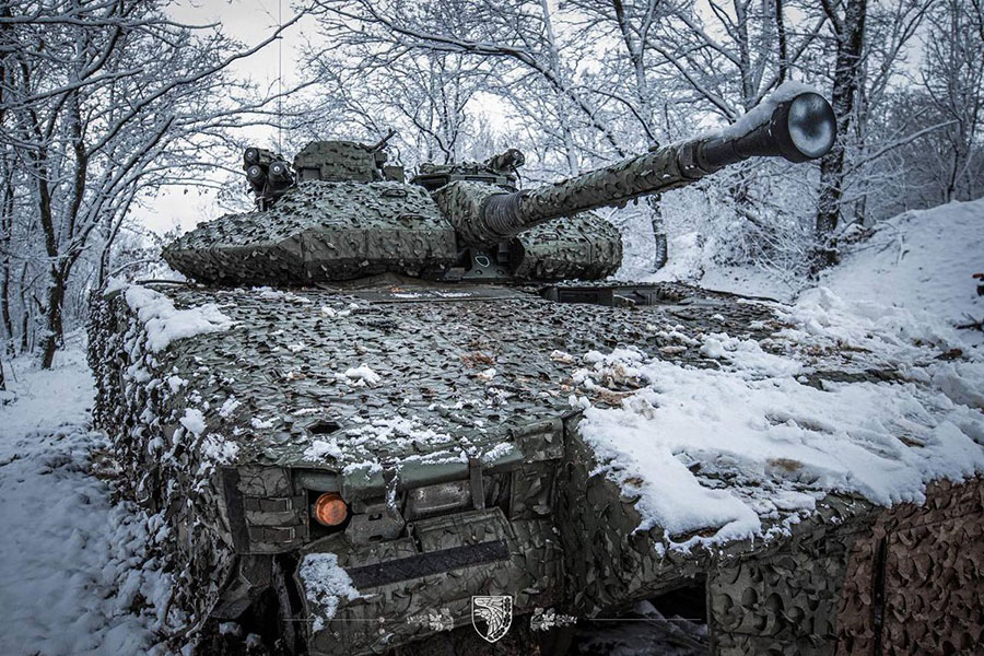 “戦車のような軍用車両”世界的な注目度が高まり「戦車と同じ新型砲」を搭載して登場 新型のフリして実は超ベテラン!?