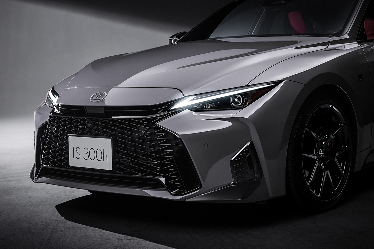 レクサス「IS」大幅改良で販売継続。「カッコよくなった」「完成度が高い」と称賛も、古さは否めず…HEVのみも痛手に？（carview!）