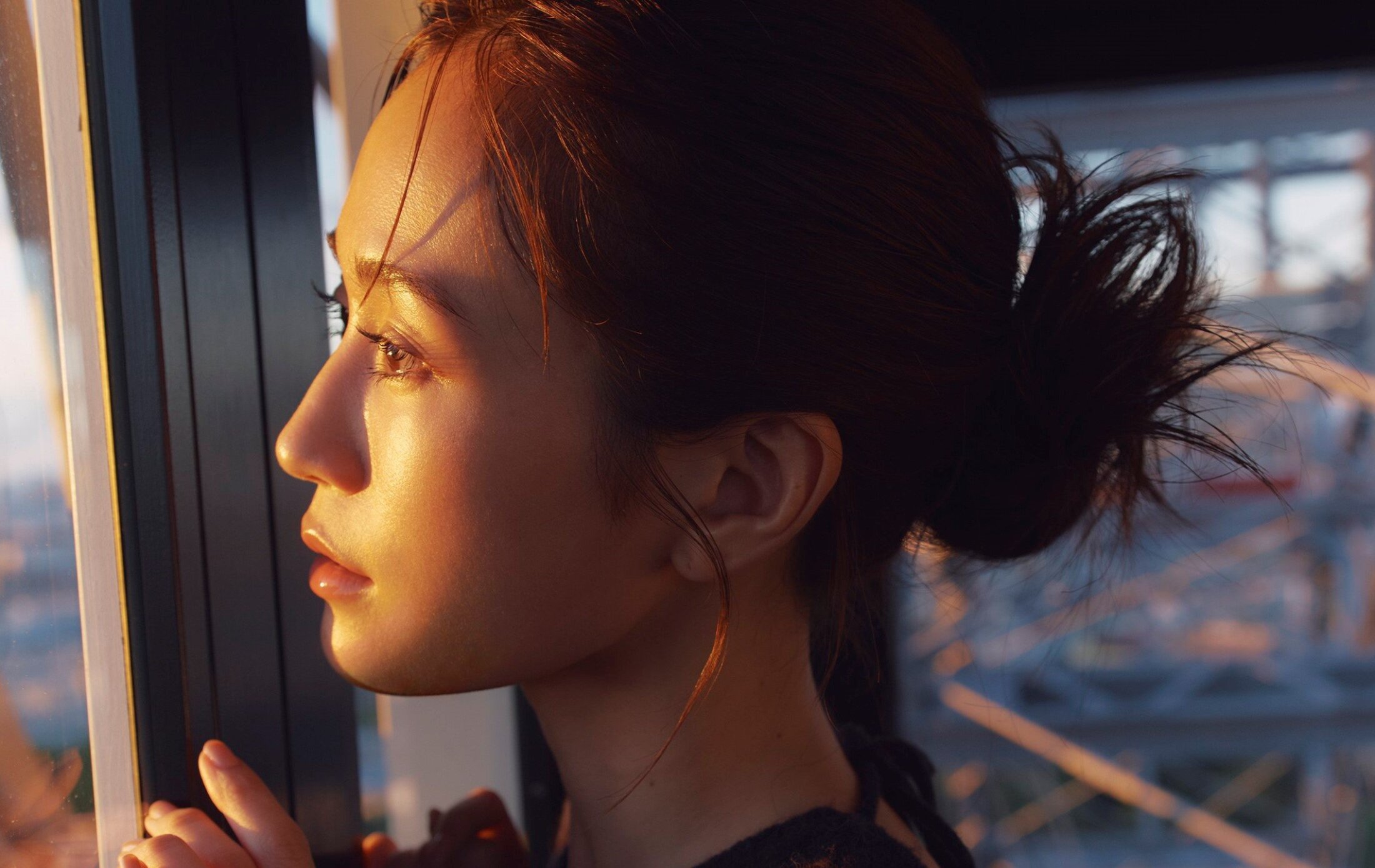 大人の魅力が止まらない!前田敦子 黒ランジェリー姿でアンニュイな表情を見せる先行カット公開! 14年ぶり写真集で“過去最大露出”