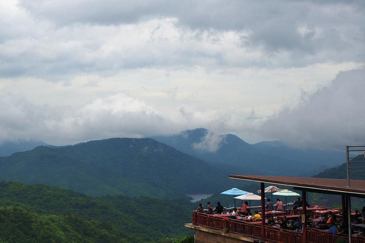 「これは最恐...」人気観光地で展望台の一部が陥没、穴から女性が「抜け落ちる」戦慄シーンが話題に（海外）（ニューズウィーク日本版）