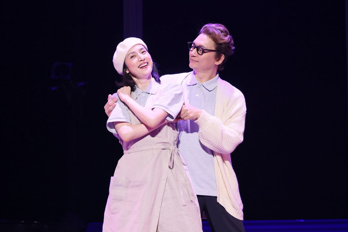 天海祐希、香取慎吾ら15名が100役以上を演じ分ける！ 三谷幸喜新作『新宿発8時15分』東京公演が開幕