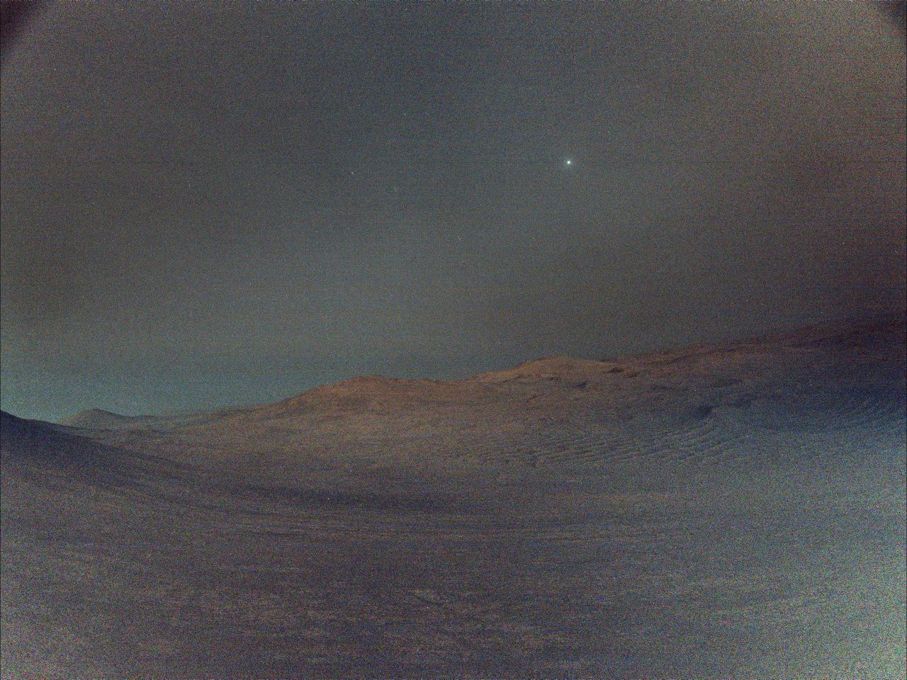 夜明け前の空に輝く光は… NASA火星探査車が撮影【今日の宇宙画像】