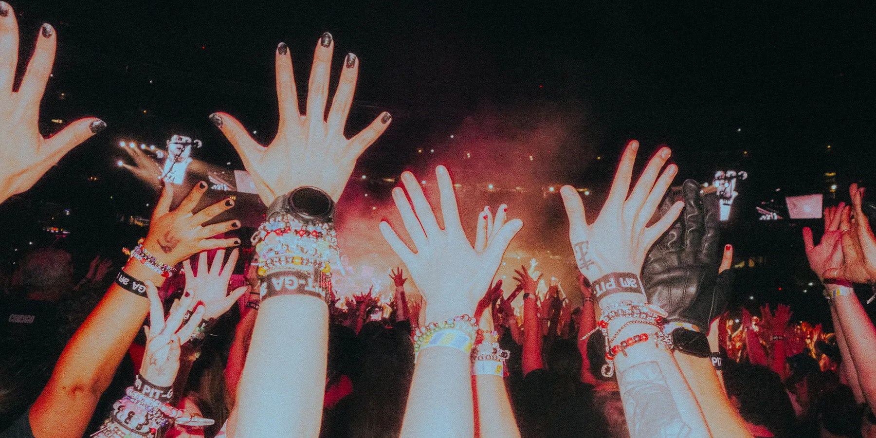 スマホはしまえ！ ライブを台無しにする「迷惑客」のためのマナーガイド