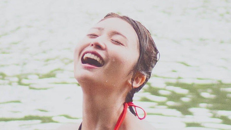 長濱ねる 水着姿で笑顔満開ショット! “バブみボディ”話題の2nd写真集 岩礁でリラックスする先行カット第6弾解禁