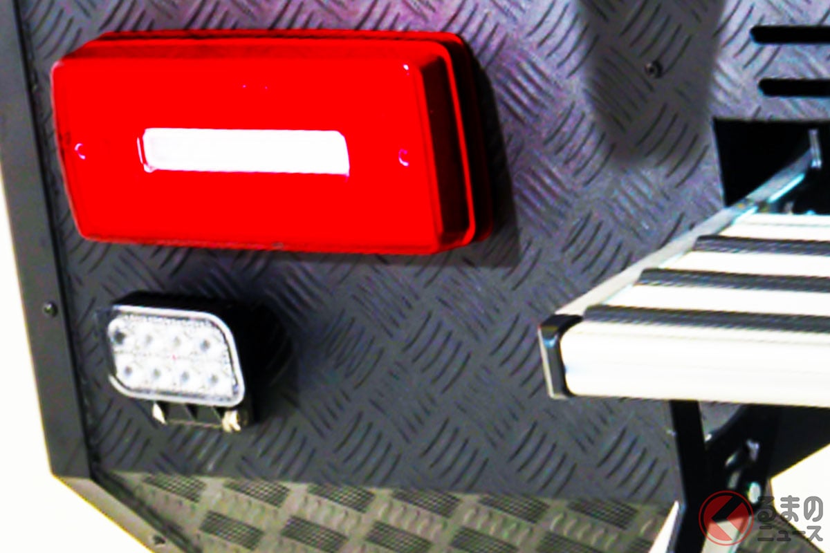 新型「カタナ・ミニ」発表！ “660ccエンジン”搭載のミドルサイズ「ちいさな“KATANA”」世界初公開！ タフなデザイン採用で「“旅”を楽しむオトナ」に最高！ 扱いやすい＆“装備満載”の「KATANA mini」実車お披露目へ！