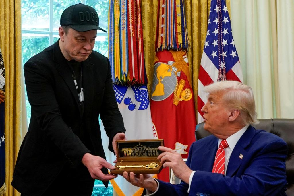 NYタイムズ、イーロン・マスク氏を麻薬常習説や日本人との隠し子説でDOGEから“お見送り” マスクの効率化改革は「大山鳴動ネズミ一匹」だった？(1/3)
