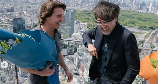 トム・クルーズ、『ゴジラ-1.0』山崎貴監督と渋谷スカイで対面！｜シネマトゥデイ