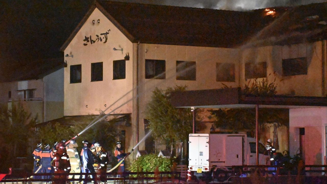 ケーキ店火災で3人搬送 岐阜