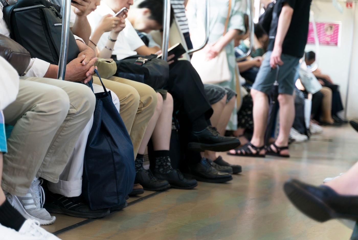 電車でスマホを覗き込んでくる女性…“見えにくい角度”に画面を傾けたら、驚きの一言が（週刊SPA!）