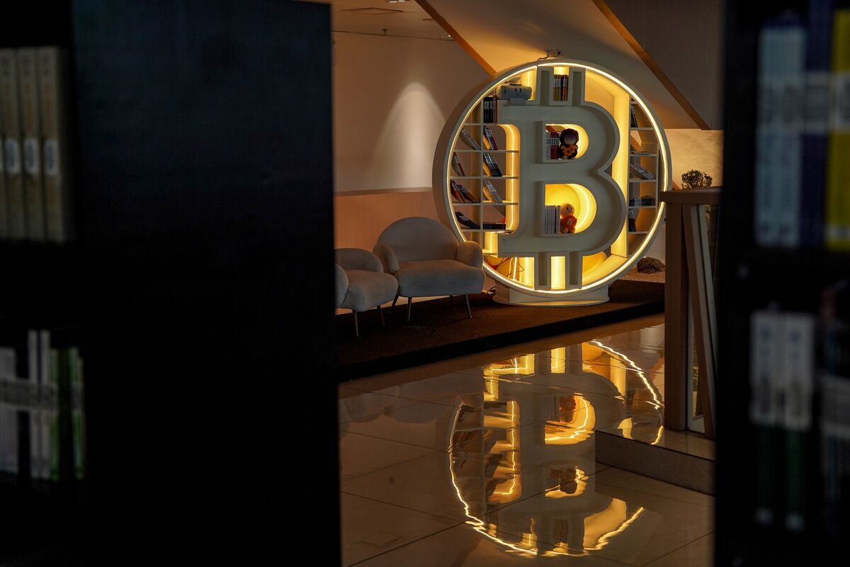 ビットコイン、一時2週間ぶり高値－慎重ムード残る中で回復探る