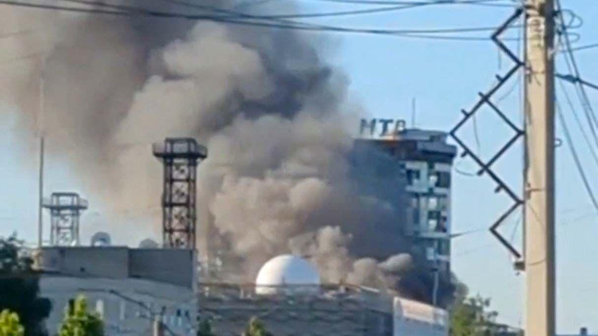 ウクライナ、ロシア深部の軍需工場をミサイル攻撃（BBC News）