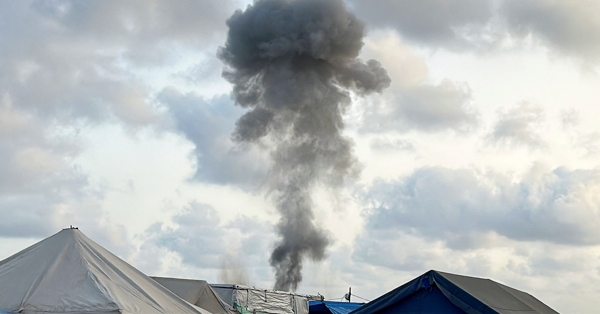 ガザ空爆で40人死亡、食料搬入再開発表後も攻撃続く 「全域掌握」と首相