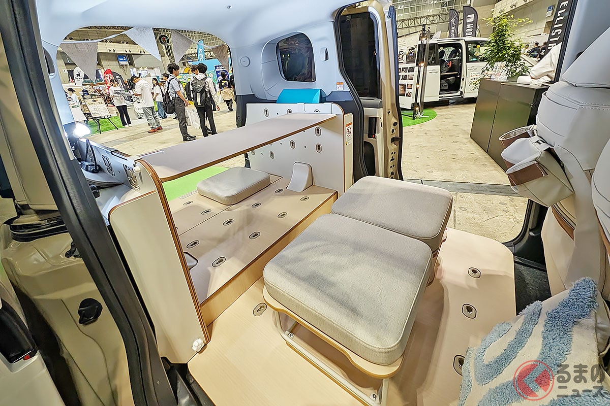 トヨタ「"2人乗り"シエンタ」実車展示！ 斬新"1列"シートの「4ナンバー仕様」で車中泊もOKです！めちゃ広い最適「オシャレ」空間に変貌！ モデリスタのスゴいミニバン「JUNO」披露