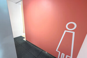 学校の女子トイレも行列 「休み時間、トイレだけで終わる」 男子用便器が1.4倍多く…調査の発端は