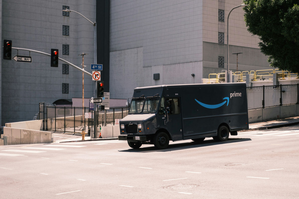 Amazon配達車のソフトウェアアップデートで「ドアを開けたまま30秒席を離れるとエアコンがオフになる」仕様になったとしてドライバーが不満を表明