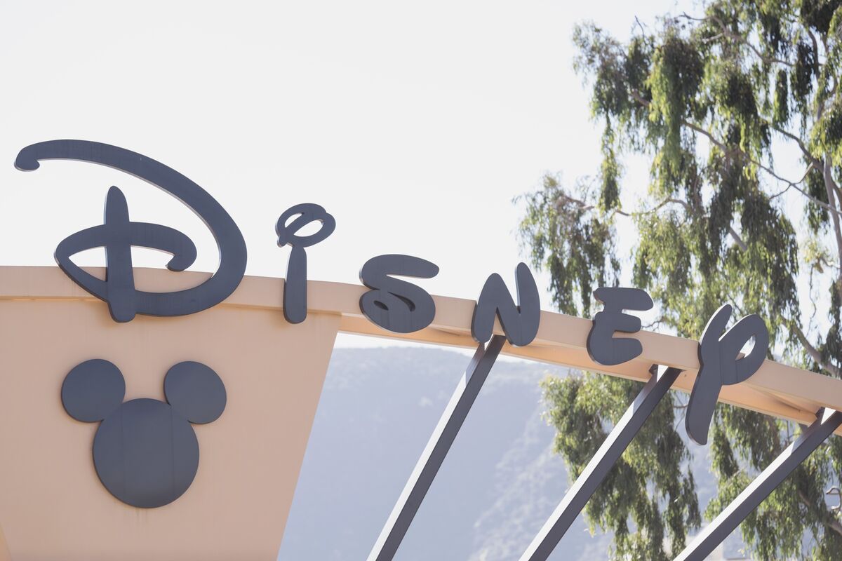 ディズニーは予想上回る増収増益、通期見通し引き上げ－株価上昇