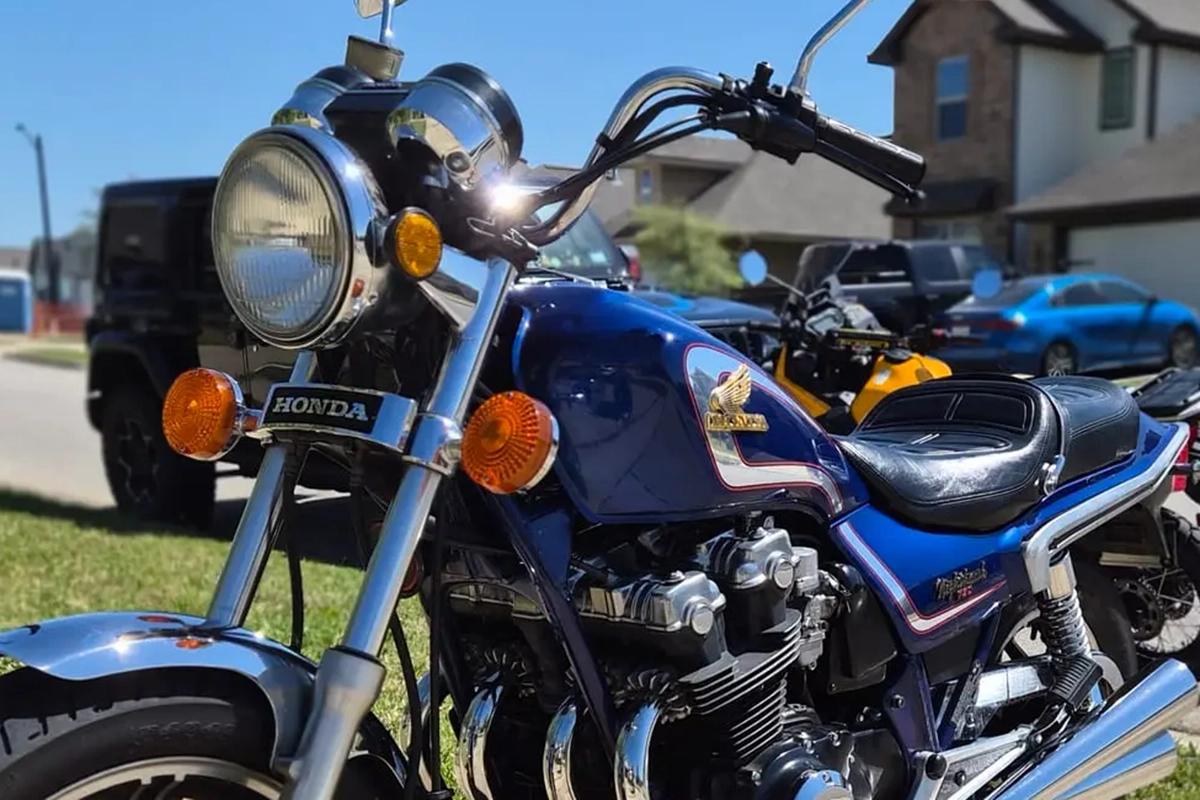 静岡・浜松で生まれ世界を魅了した“本格クルーザー”！ 44年前のホンダ「CB750SCナイトホーク」が米国オークションに登場 どんなバイク？