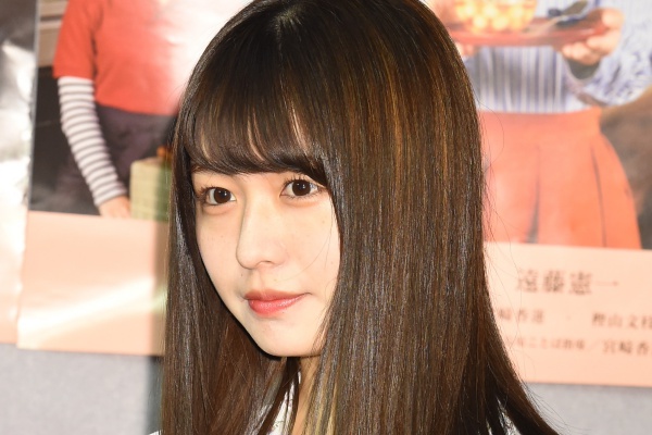 「あえて修正してないの？」長濱ねる 8年ぶり写真集の衝撃“タトゥー”カットにファン騒然