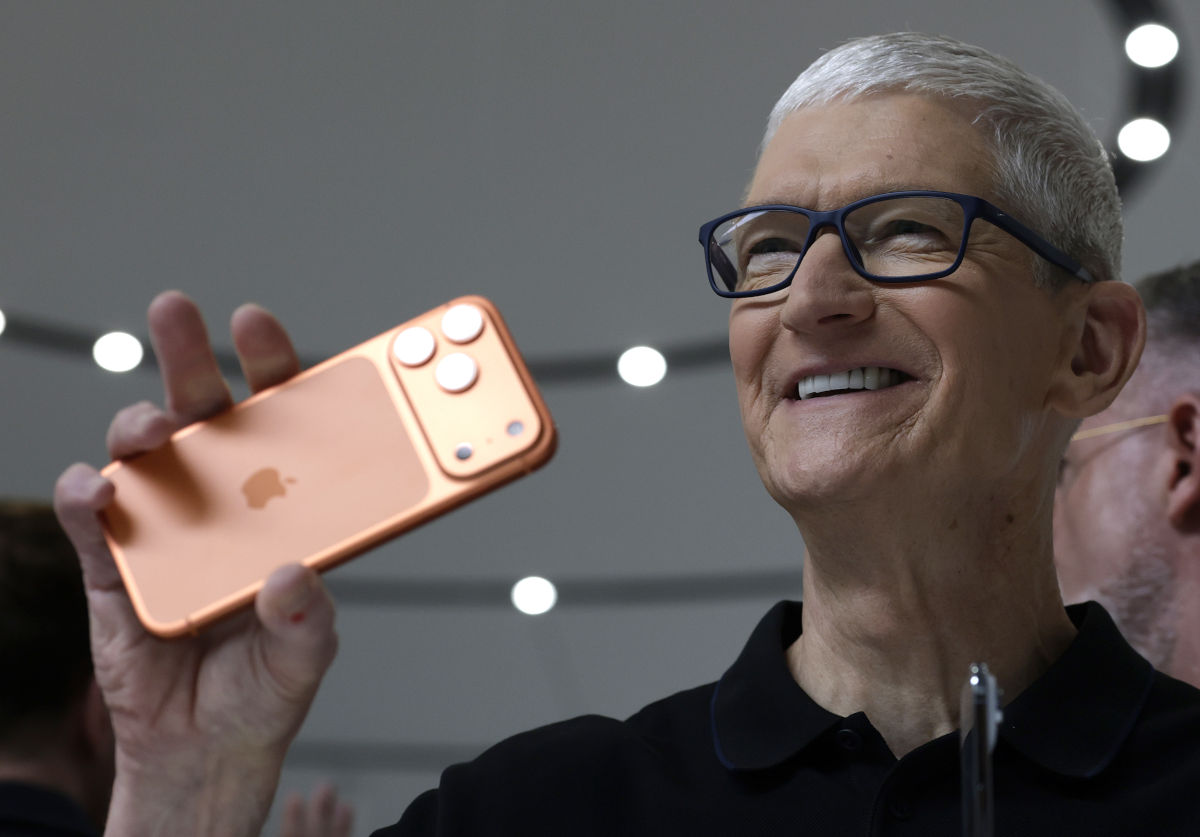 iPhone17販売好調でアップル株が上昇、マイクロソフトを抜き時価総額が世界第2位に