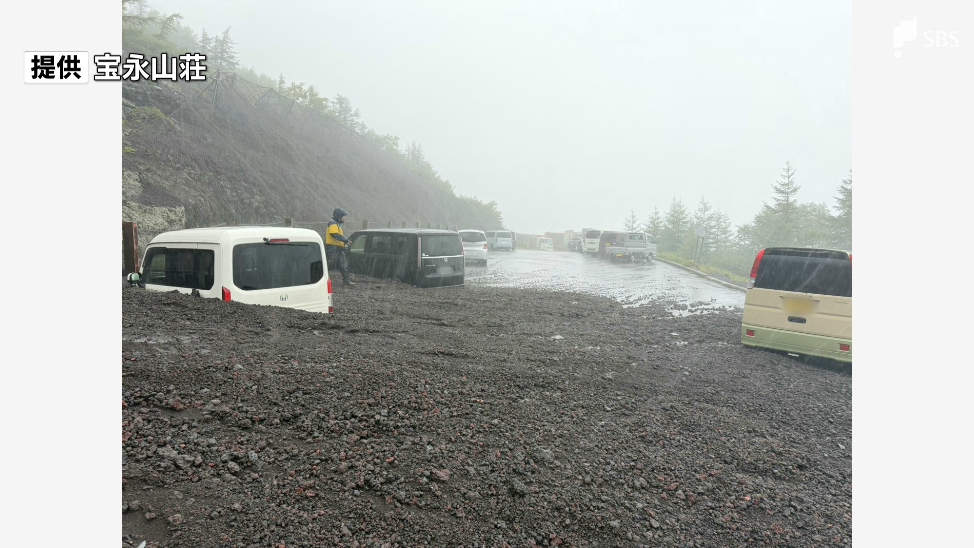 富士山で男性2人が意識不明 山頂付近と登山道で見つかる 五合目駐車場では土砂崩れ発生し車3台巻き込まれる=静岡