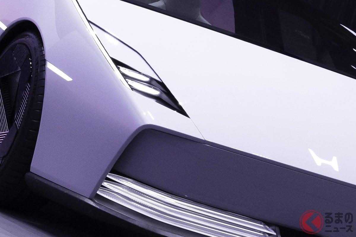 ホンダが「最新スーパー"セダン"」実車初公開へ！ 「デザインがとんがってる！」めちゃ薄型ボディの「斬新モデル」が話題に！ 「2026年に発売!?」と驚きの声もある「ゼロ サルーン」の反響は？