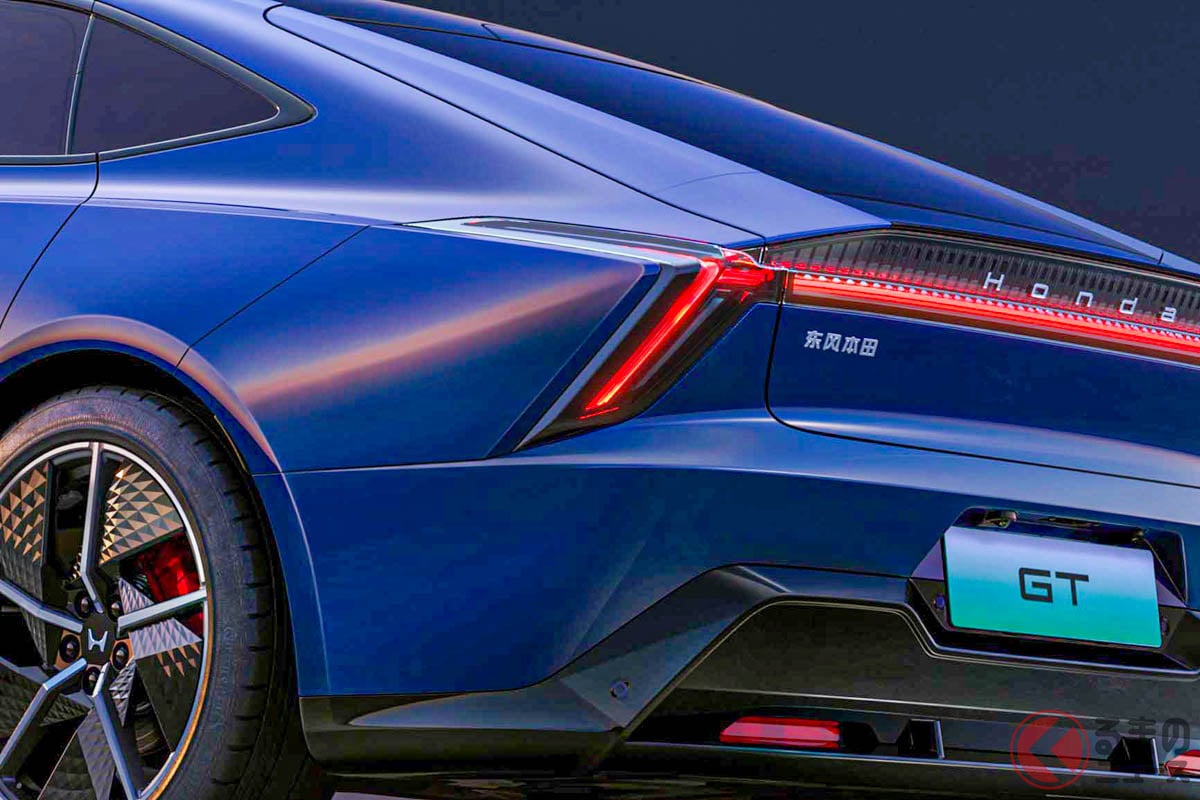 ホンダ新型「“最上級”スポーツカー」初公開！ “50：50”の「前後重量配分」な「後輪駆動モデル」もアリ！ 異形ハンドルに助手席モニター採用の斬新内装もイイ「GT」中国に登場