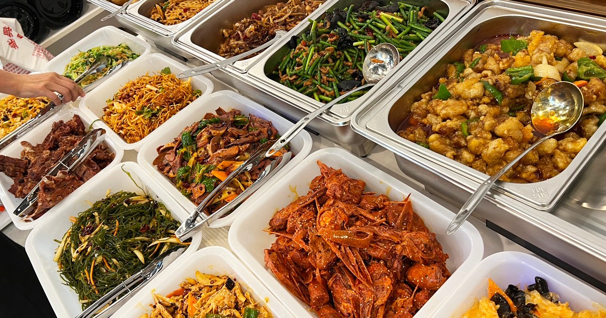 【食べ放題1180円】キャバクラに潜むガチ中華「盛興順鉄鍋炖 池袋店」がディープ / 雑居ビルを上ると本場の客が集まるランチビュッフェが