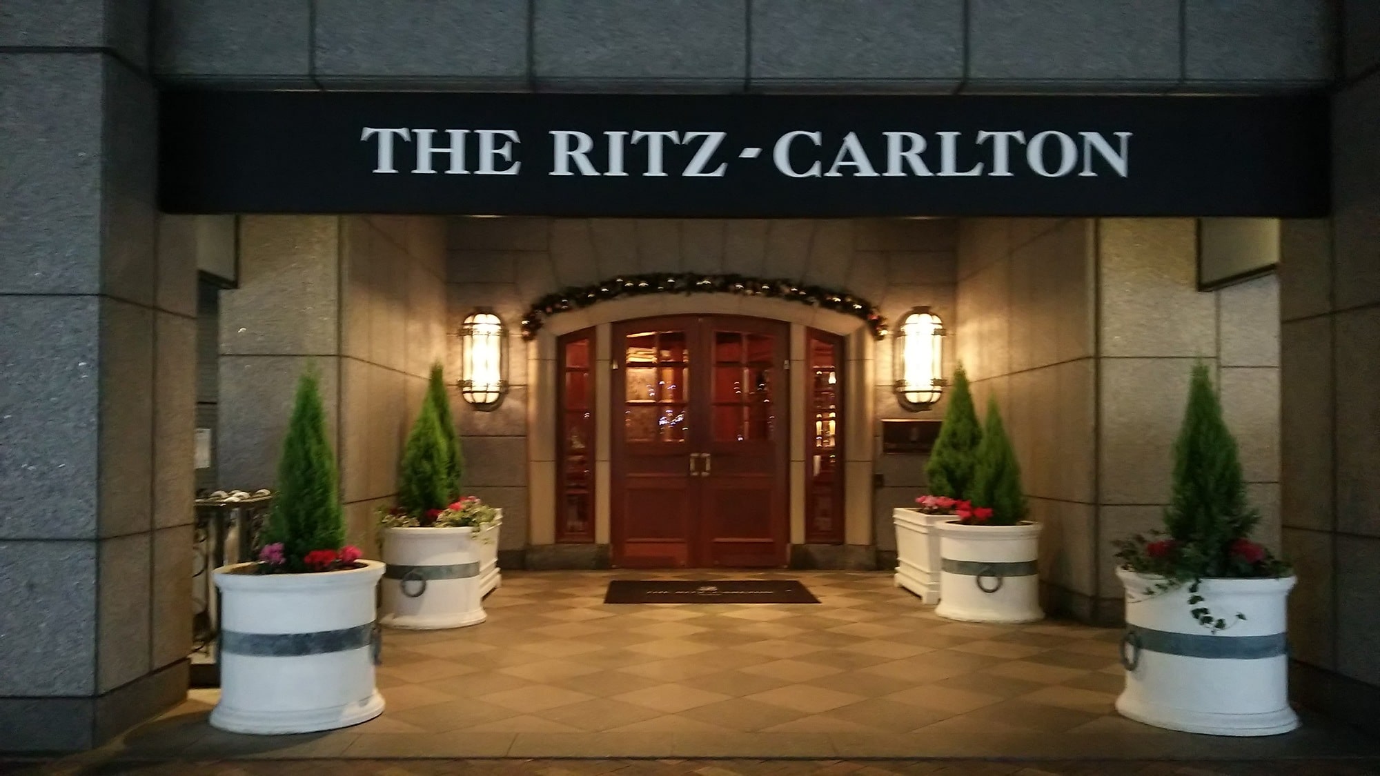 「ザ・リッツ・カールトン」のエコバッグがあるって知ってた？ 「高級感あって素敵」「きれいめコーデの時にも持ちやすそう」「シンプルなロゴが◎」