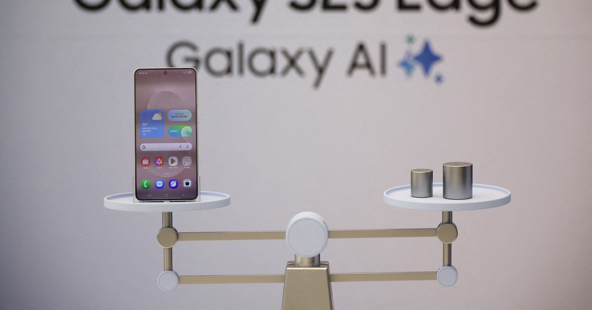 サムスン、最薄スマホを発表 アップルに先手か