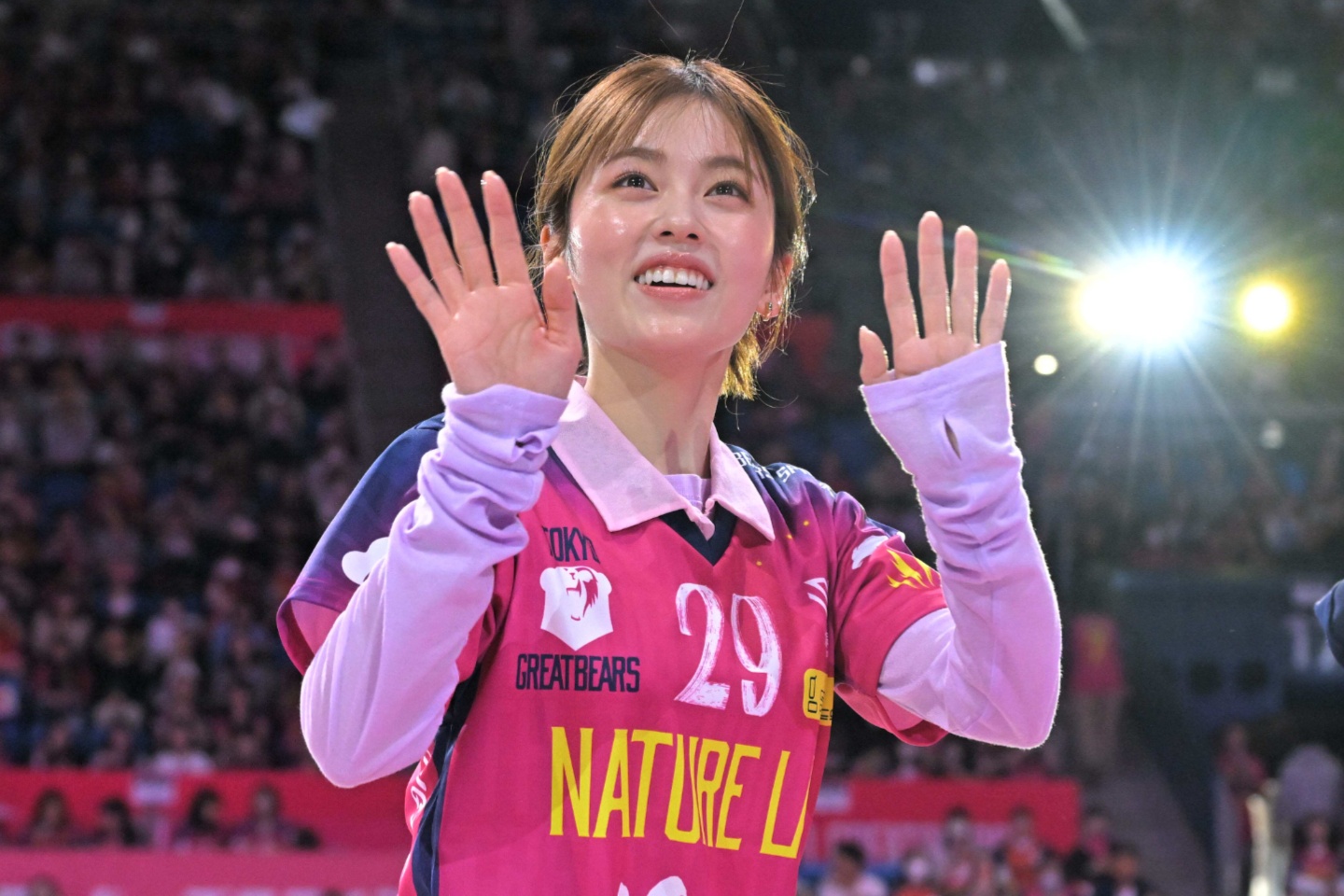 人気女優がSVリーグ始球式でサーブ大成功！初のバレー観戦に大興奮「ネットから手が飛び出てました！」