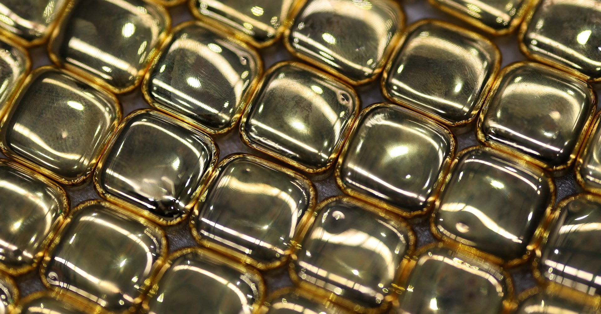 コラム：史上最高値から反落の金、今後も強気材料が相場下支えか