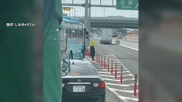 【危険】高速道路で渋滞はまった観光バスが強引すぎる車線変更 バスガイドがオレンジ色のポール踏みつけ…動画は1700万回以上再生 バス会社謝罪「乗務員の教育徹底」