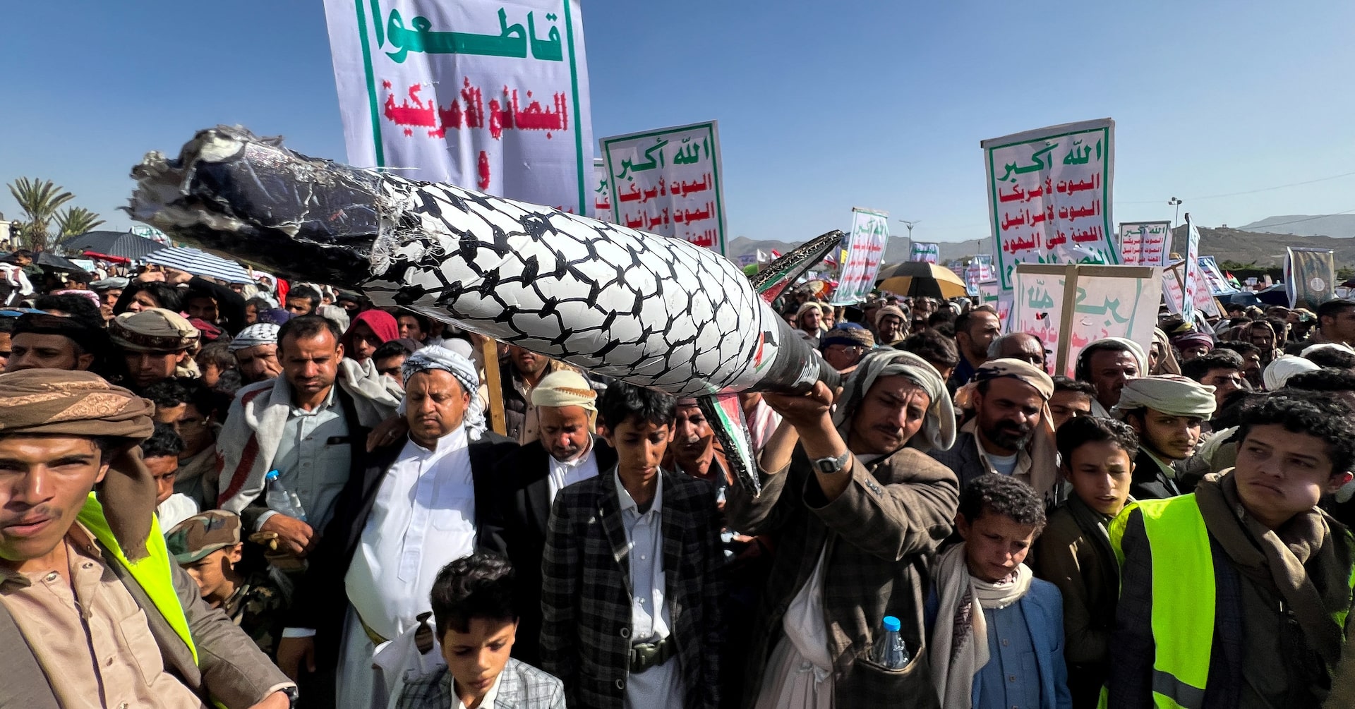 イスラエル、フーシ派支配の港湾都市攻撃 指導者の殺害も警告