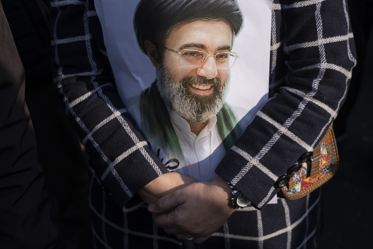 イランの次期最高指導者、モジュダバ・ハメネイとは何者か？ トランプは「軽量級」と嘲るが...