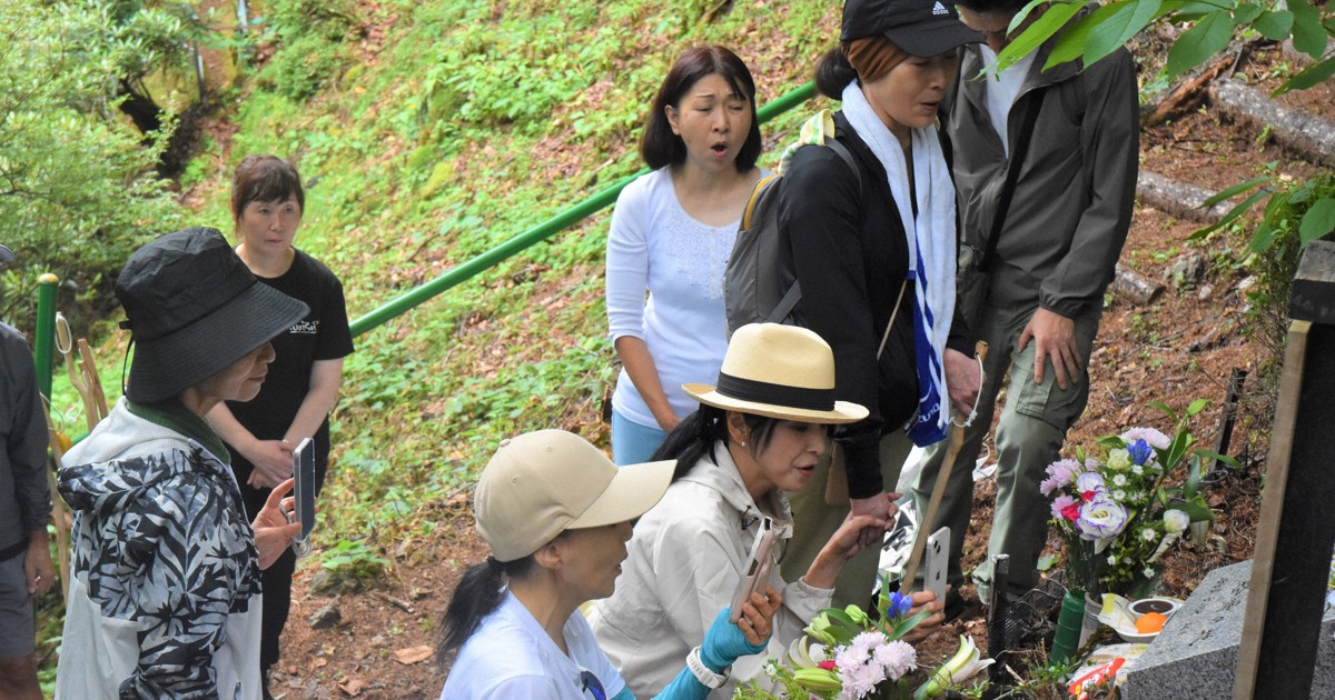 黒木瞳さん、宝塚同期を思い慰霊登山 日航機墜落40年で遺族ら祈る
