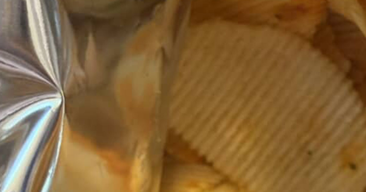 ピザポテトを開けたら「やばいの入ってました」→衝撃の中身に「これは違法スレスレレベル」「査定出した方がいいんじゃない？」（1/2）