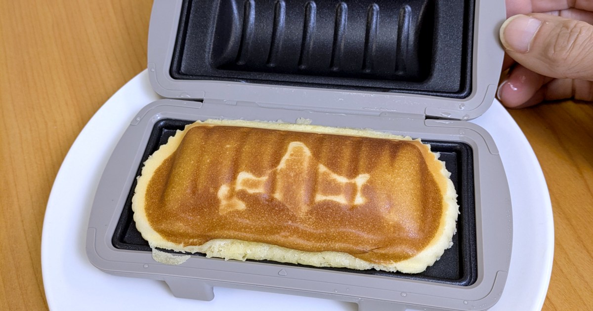 【おすすめレシピ】スリコの「ホットサンドメーカー」でチーズ蒸しパンをレンチンすると、味も見た目もギュっと凝縮した「圧縮チーズ蒸しパン」になる！