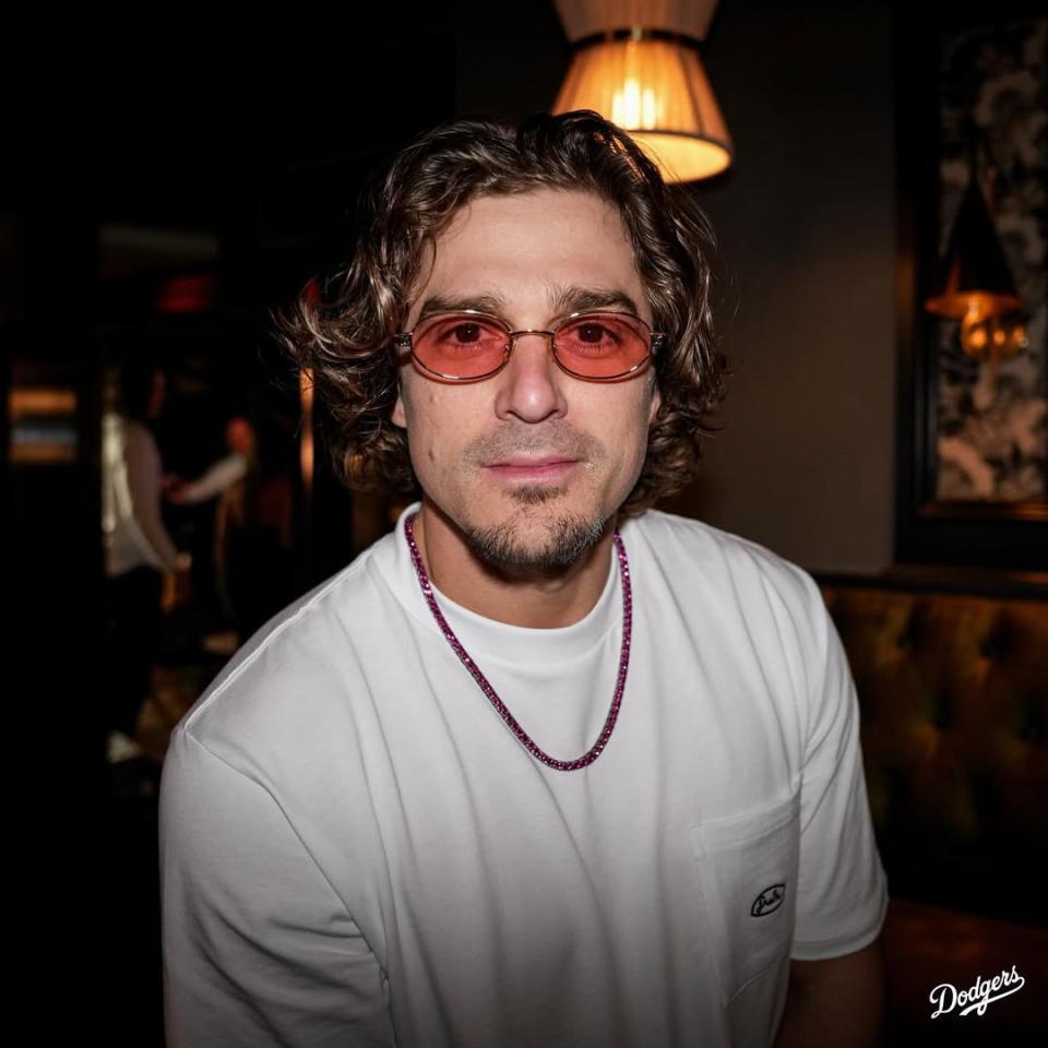 ドジャース・キケ 第２子妊娠中の美貌妻と人気ドラマ試写会に 洗練ペアルックが似合いすぎ！背中に優しく手を添え